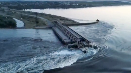 Vídeo: Explosão destrói barragem no sul da Ucrânia; moradores são evacuados