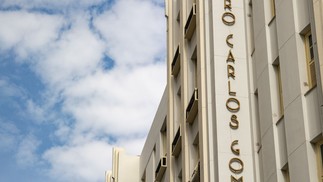 Retoques finais para a reinauguração do Teatro Carlos Gomes, na Praça Tiradentes. — Foto: Ana Branco / Agencia O Globo