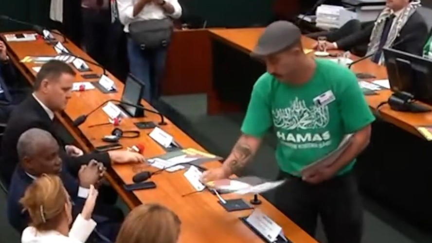 Homem circula com camiseta do Hamas em evento na Câmara