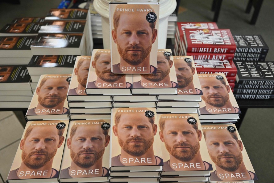 Autobiografia do príncipe Harry, 'O que sobra', à venda em livraria da rede Barnes & Noble, em Nova York