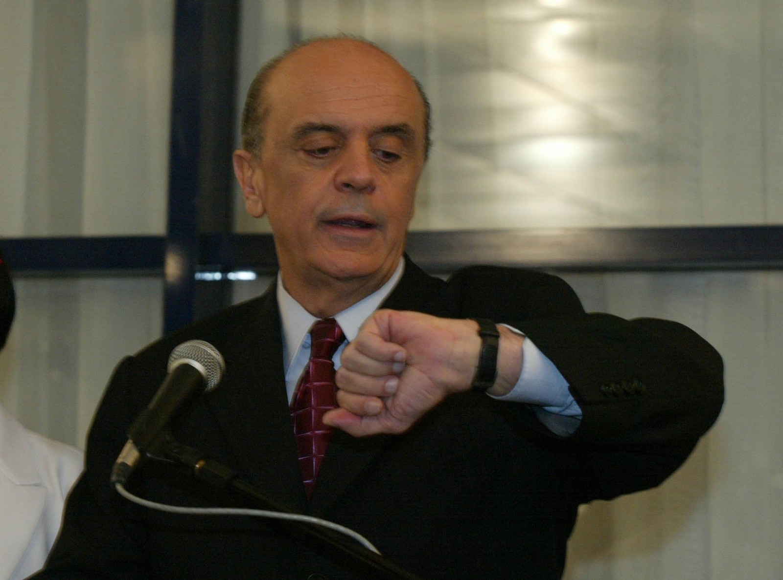 Debate. José Serra atento ao relógio, em 2002 — Foto: Marco Antônio Teixeira/Agência O GLOBO