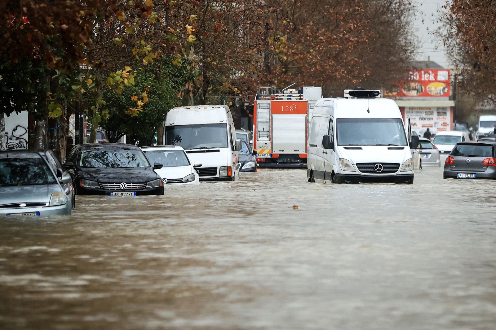 Desde o início de janeiro, chuvas torrenciais deixaram 14 mil hectares inundados, cerca de 1.200 casas alagadas e pelo menos uma pessoa morta na Albânia — Foto: Adnan Beci/AFP
