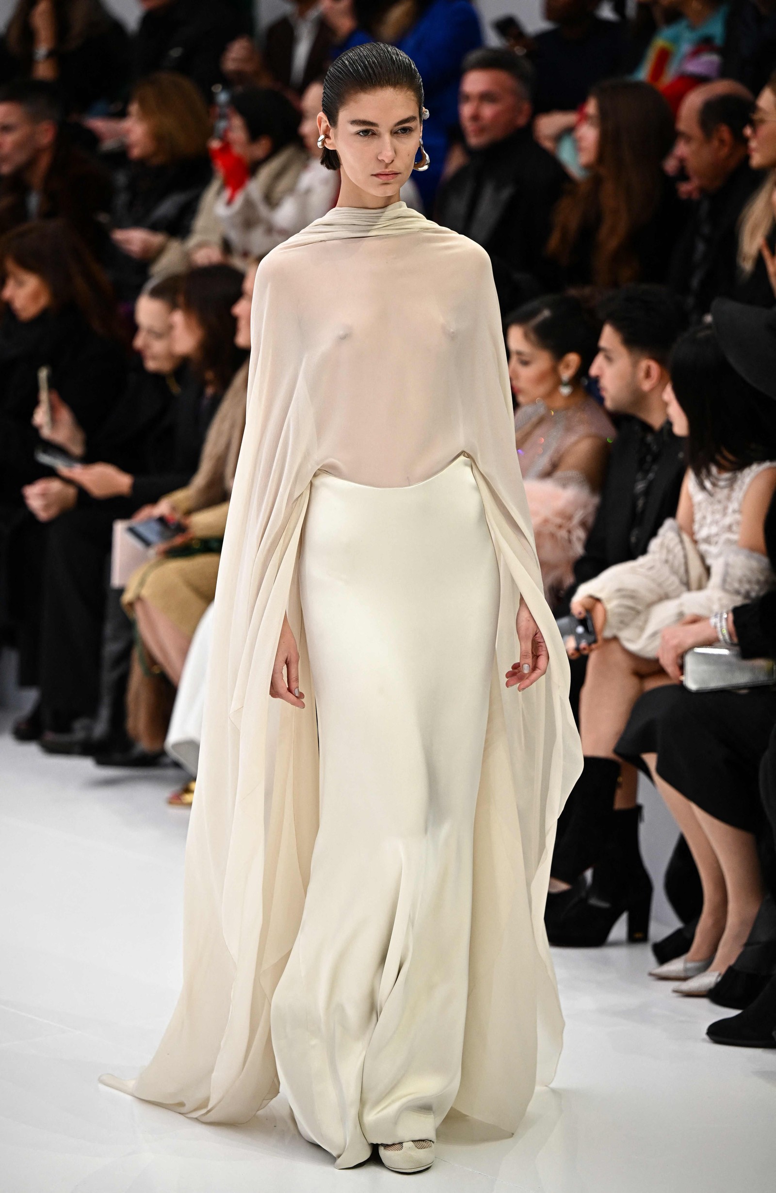 Modelo desfila pela Fendi na Semana de Moda de Alta Costura Primavera-Verão 2023 em Paris em 26 de janeiro de 2023 — Foto: Anne-Christine Poujoulat / AFP