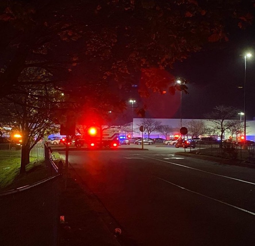 Área externa de supermercado Walmart onde atirador abriu fogo