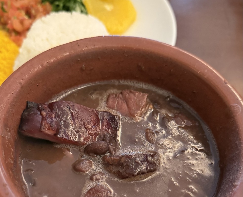 Feijoada do Jiquitaia: "o feijão é inexplicavelmente sem sal (...) O resultado é um prato tímido, com pouca potência aromática e carnosa" — Foto: Ian Oliver