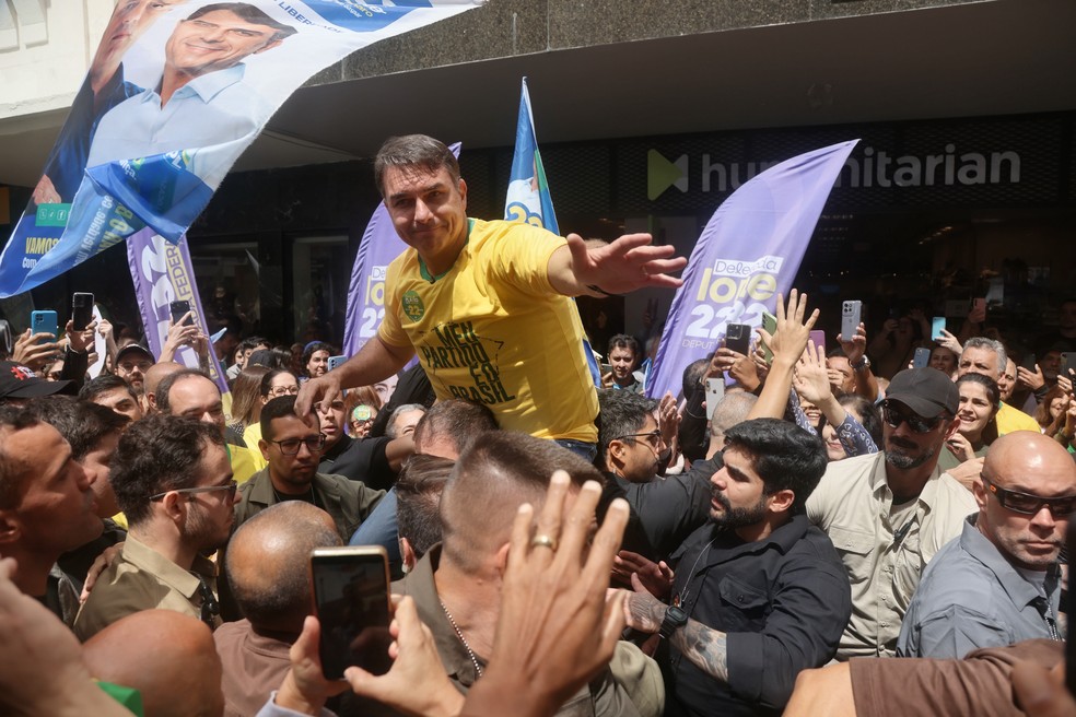 Assim como o pai, Flávio foi carregado por apoiadores — Foto: Fabiano Rocha