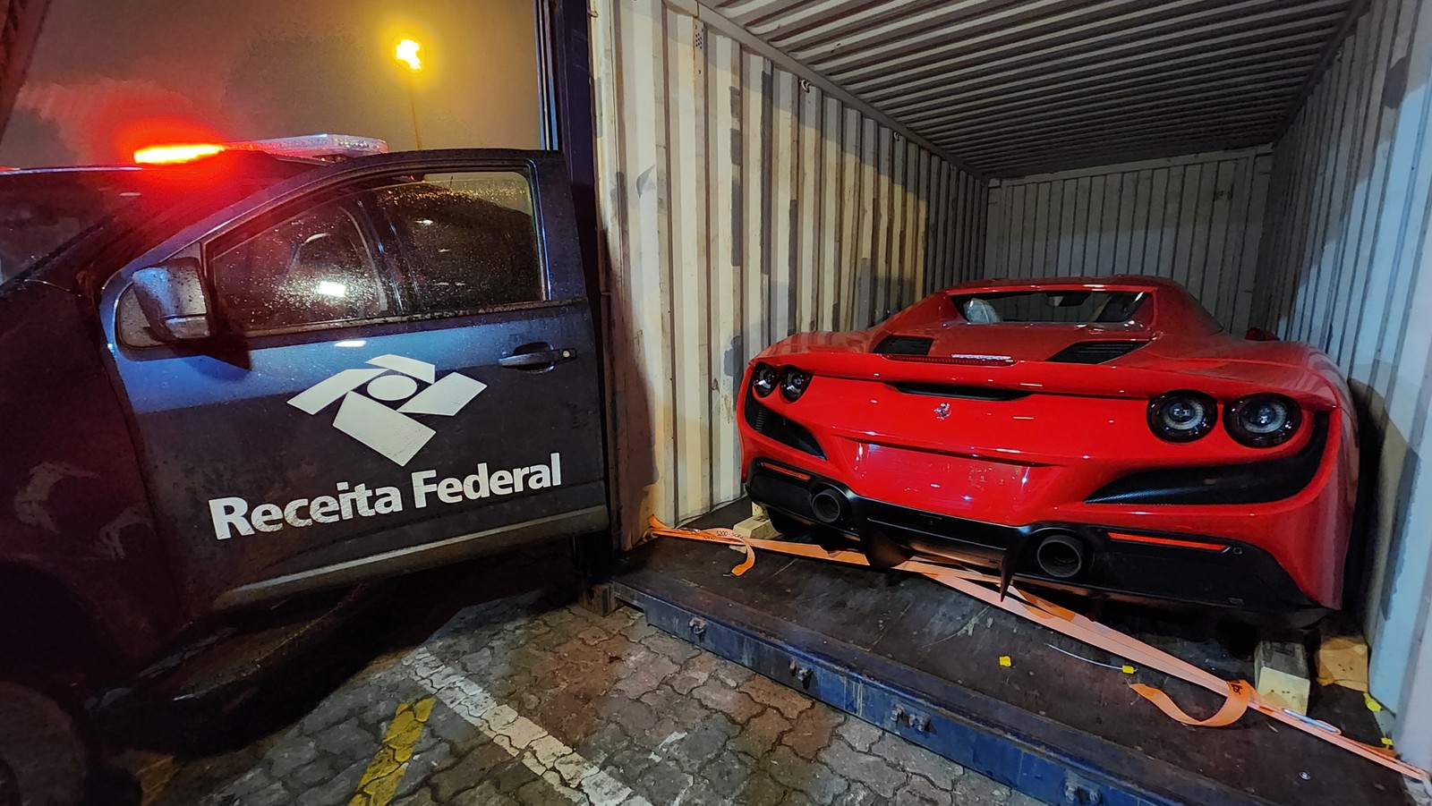 Ferrari apreendida no Porto do Rio pode custar até R$ 4,5 milhões e será levada para depósito da Receita — Foto: Lucas Tavares / Agência O Globo