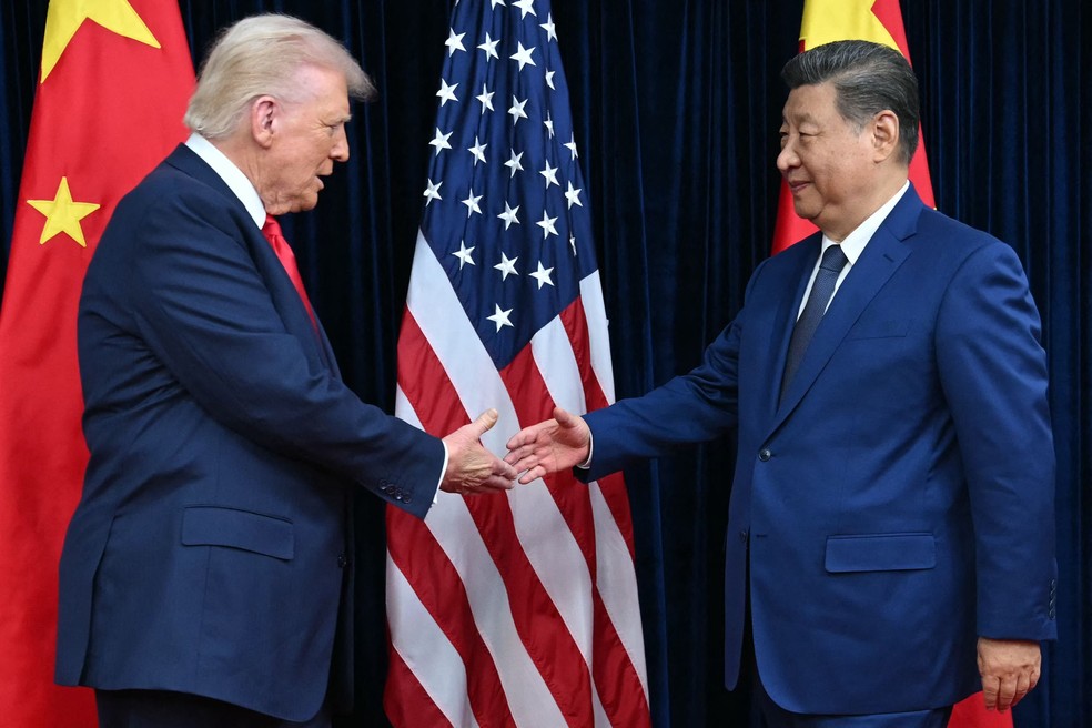 O presidente dos EUA, Donald Trump, cumprimenta e o líder chinês, Xi Jinping, na Coreia do Sul — Foto: Andrew Caballero-Reynolds / AFP