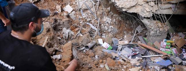 Ataque ao reduto do Hezbollah na capital do Líbano, Beirute, causou estragos e mortes — Foto: Anwar AMRO / AFP