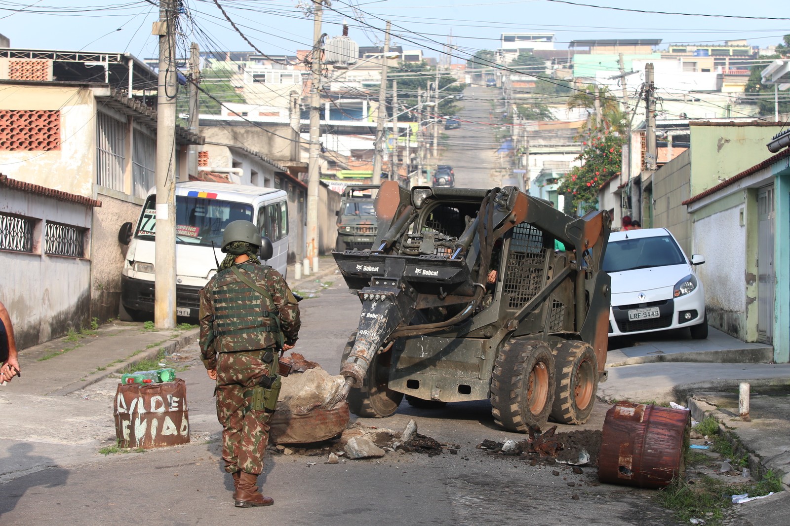 Forças de segurança fazem operação nos complexos do Chapadão e da Pedreira com apoio de veículos blindados e aeronaves — Foto: Fabiano Rocha / Agência O Globo