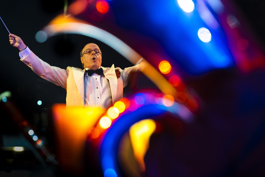 Roberto Tibiriçá rege a OSB em 2022, no concerto dos 50 anos do Projeto Aquarius