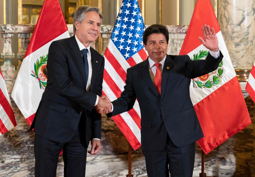 Castillo (direita) com o secretário de Estado americano Antony Blinken, que esteve em Lima na semana passada