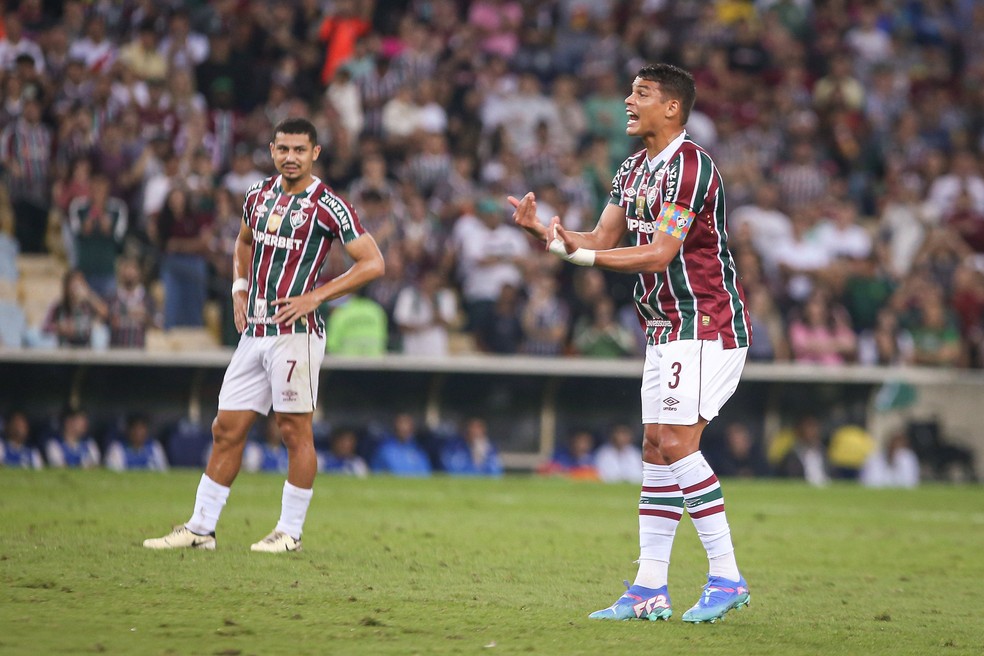 Thiago Silva orienta posicionamento da defesa do Fluminense — Foto: MARCELO GONÇALVES / FLUMINENSE FC