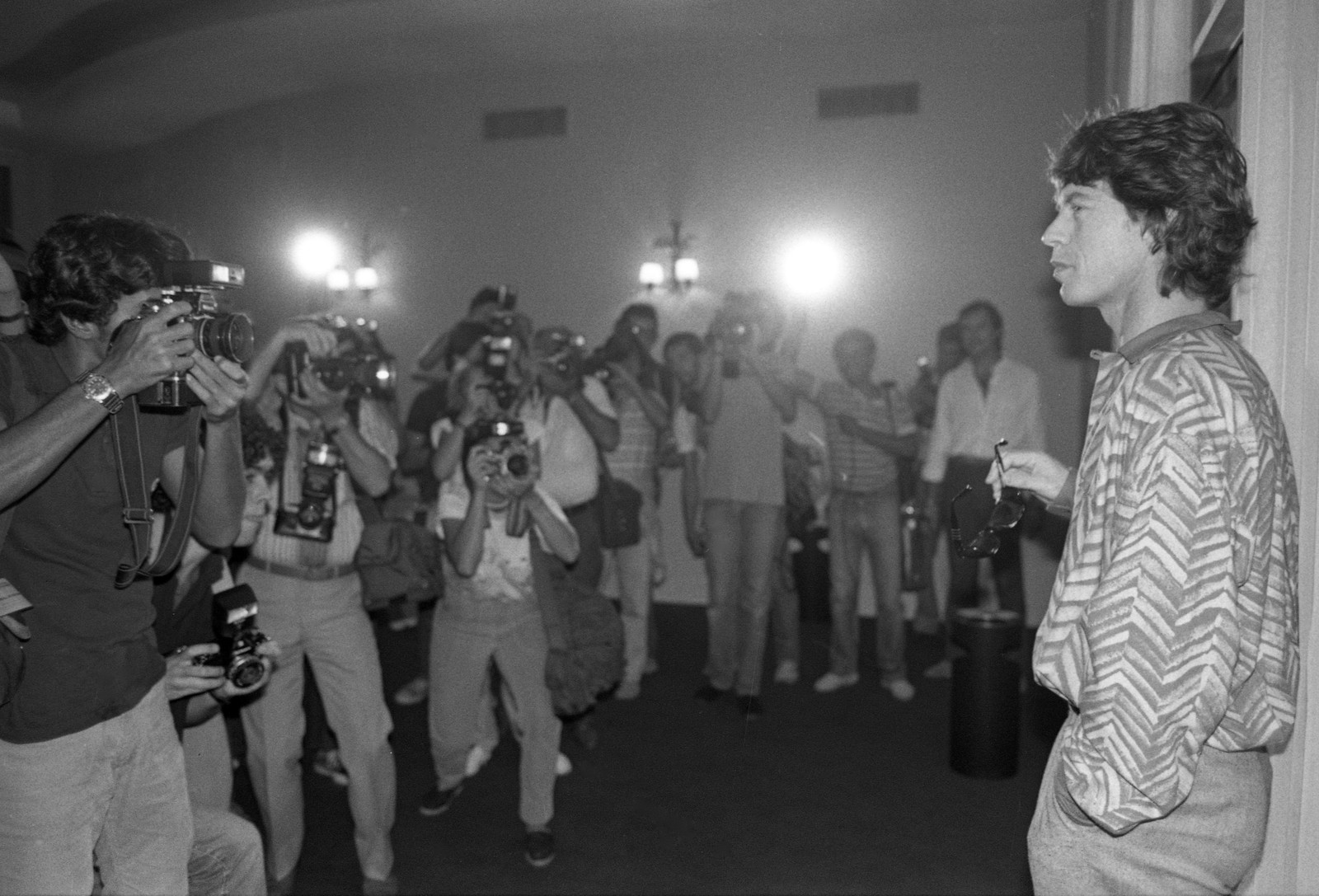 Entrevista coletiva de Mick Jagger no Hotel Copacabana Palace. Na foto, Mick Jagger posa para as câmeras. — Foto: Athayde dos Santos / Agência O Globo