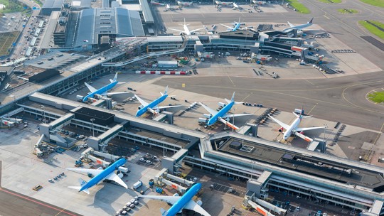 Pessoa acaba morta após ser sugada por motor de avião no aeroporto de Amsterdam