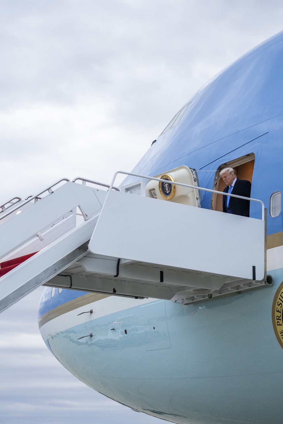 Trump desembarca da Air Force One em Maryland, 6.abr.2025; ele defende que os EUA tenham 'o avião mais impressionante' — Foto: Eric Lee/The New York Times