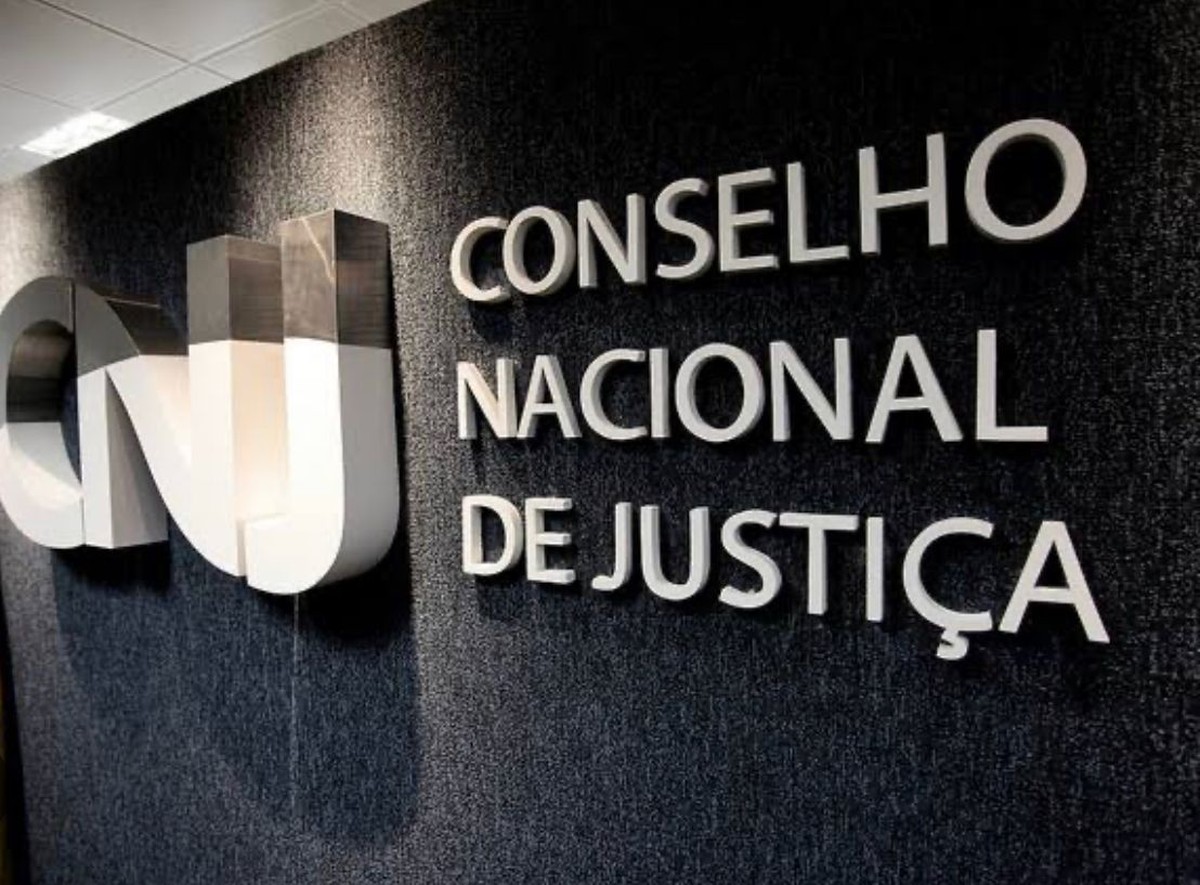 O CNJ afasta e investiga a juíza