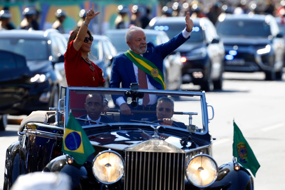 A primeira-dama Janja da Silva ao lado do presidente Lula no Desfile de 7 de setembro — Foto: Cristiano Mariz/O GLOBO