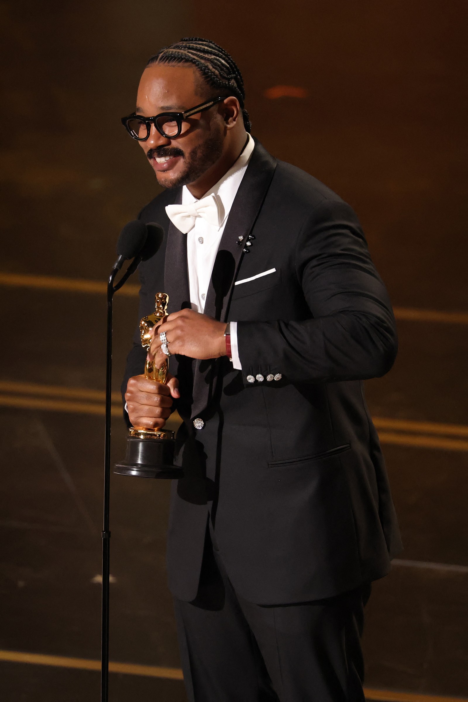 Ryan Coogler aceita o prêmio de Melhor Roteiro Original por "Sinners". — Foto: KEVIN WINTER