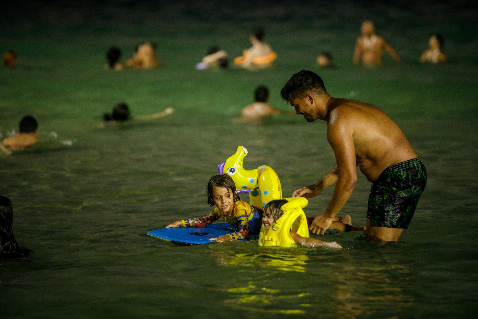 Famílias com crianças aproveitam a diversão na água até altas horas no verão carioca  — Foto: Brenno Carvalho