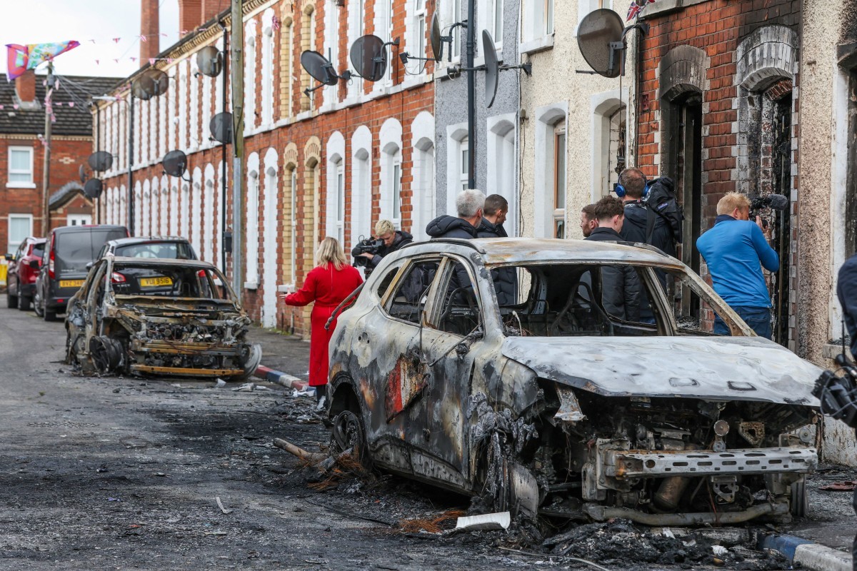 Ataque a faca em Belfast desencadeia onda de violência anti-