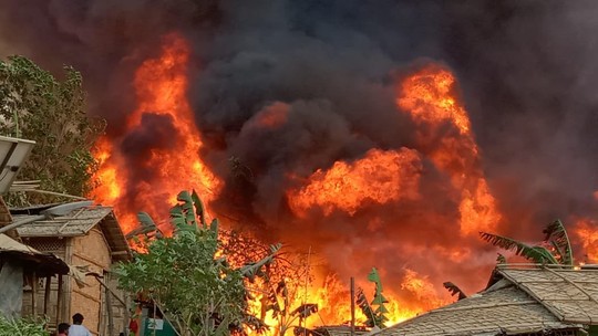 Incêndio destrói campo de refugiados rohingya em Bangladesh; vídeos