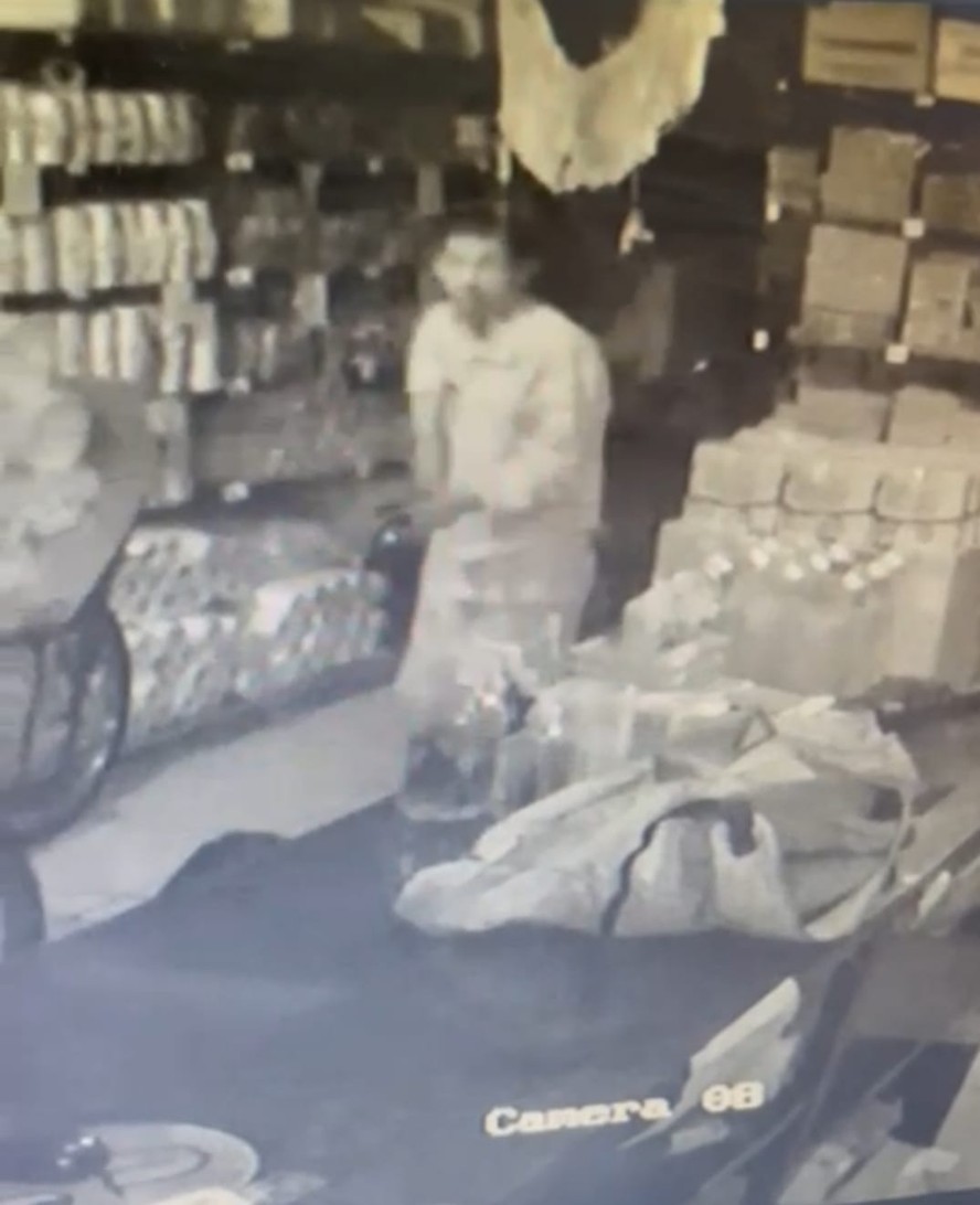 Ladrão em ação de madrugada filmado por uma câmera de segurança de uma loja: crime ocorreu no final do mês passado