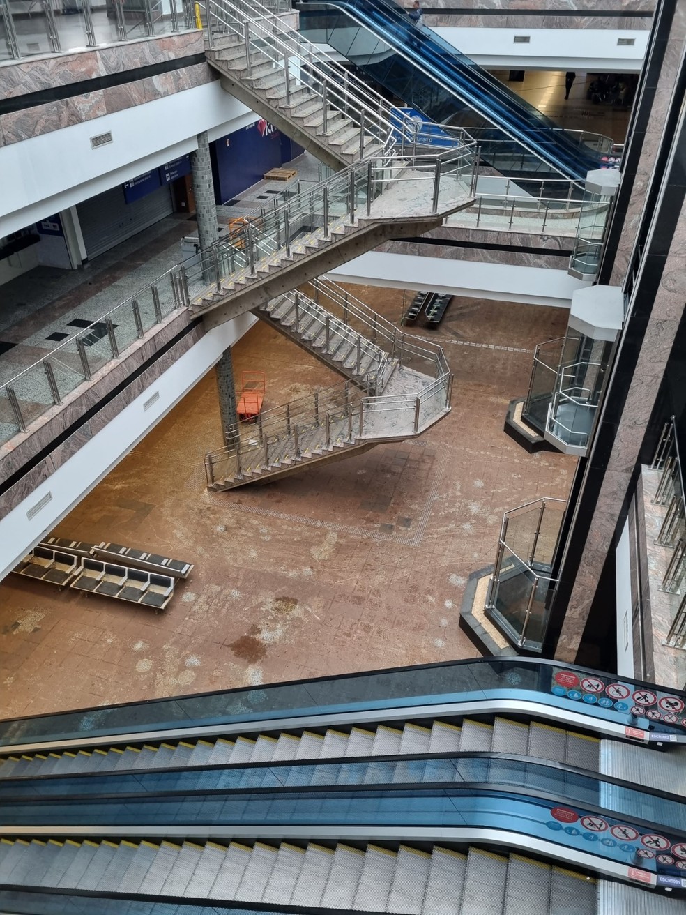 Interior do Aeroporto Salgado Filho, nesta segunda-feira: água baixou e funcionários começam limpeza e levantamento de danos — Foto: Divulgação / Fraport Brasil