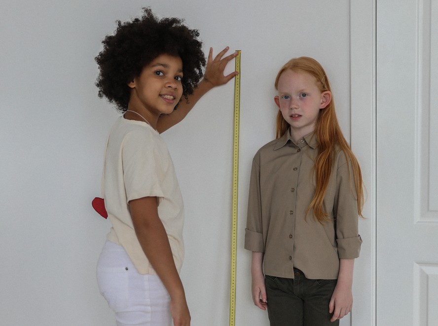 Crianças medem altura. Foto: Pexels