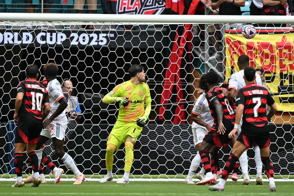 Flamengo concedes Bayern Munich's first goal in the Club World Cup — Photo: CHANDAN KHANNA / AFP