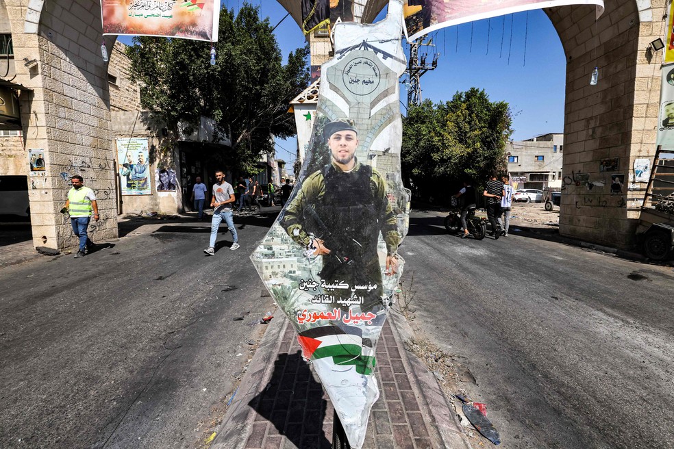Pintura de Jamil al-Amouri, fundador das Brigadas de Jenin, em mural pintado na entrada do campo de Jenin. — Foto: Ahmad Gharabli/AFP