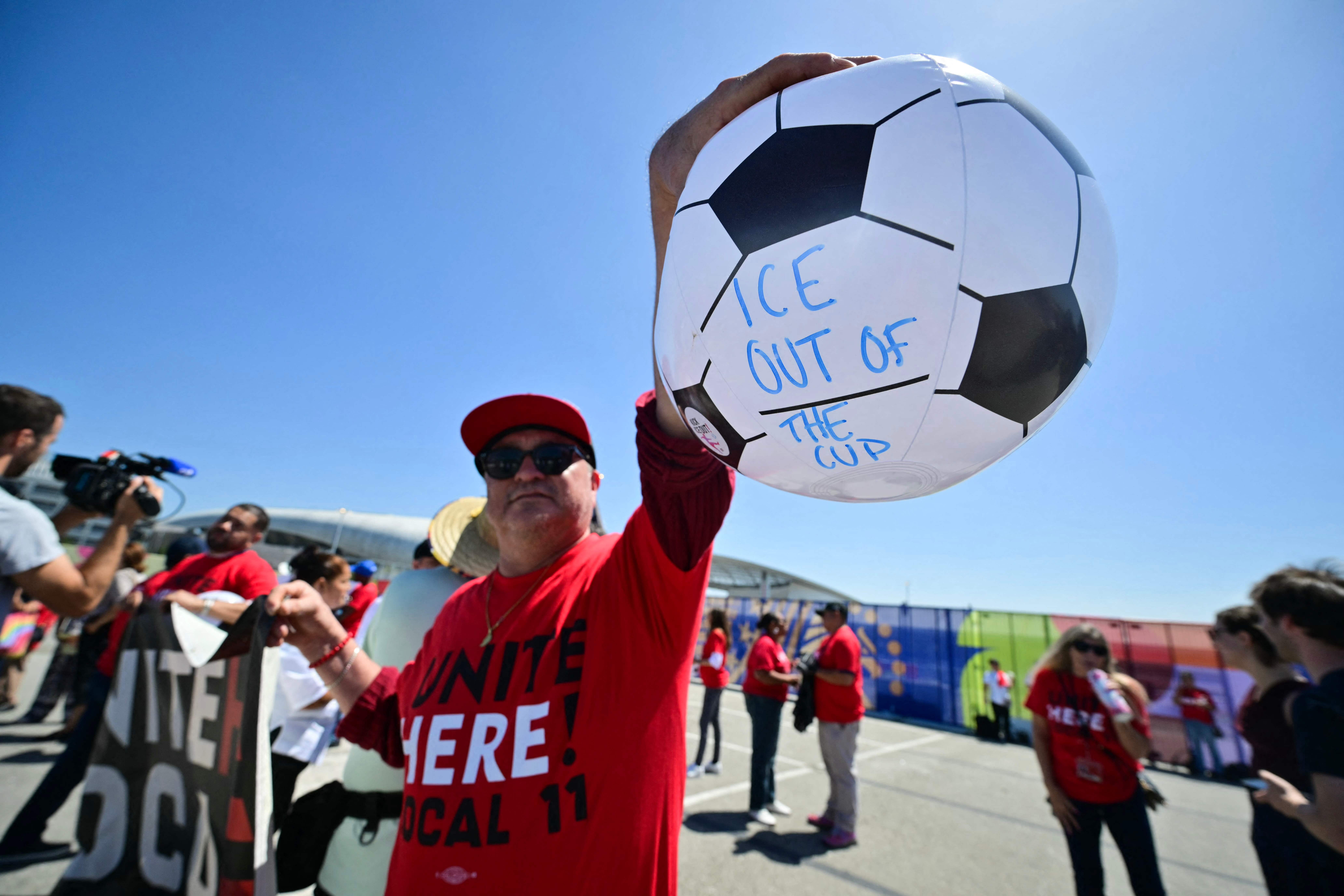 Após ameaça de greve por temor do ICE, funcionários de estád