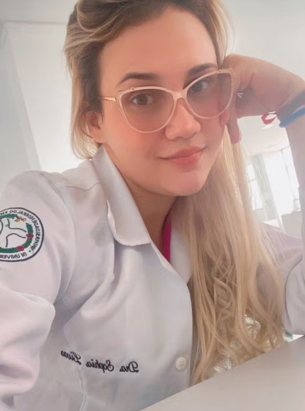 Sophia Livas de Morais Almeida, de 32 anos, foi presa nesta segunda-feira (19) por atuar como falsa médica em Manaus (AM) — Foto: Reprodução