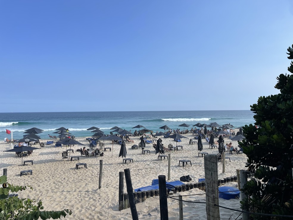 Área loteada. Kiosque Carioca ocupa parte da praia com cadeiras e guarda-sóis — Foto: Madson Gama
