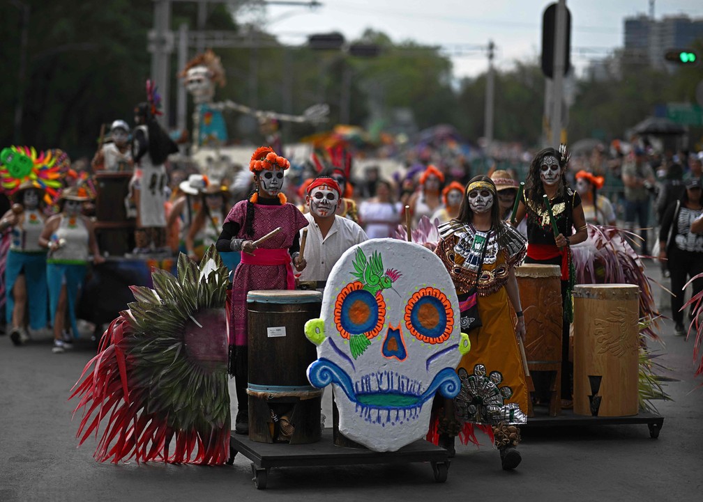 Carro alegórico no mega desfile do Dia dos Mortos, na Cidade do México, no sábado (01/11) — Foto: Carl de Souza / AFP
