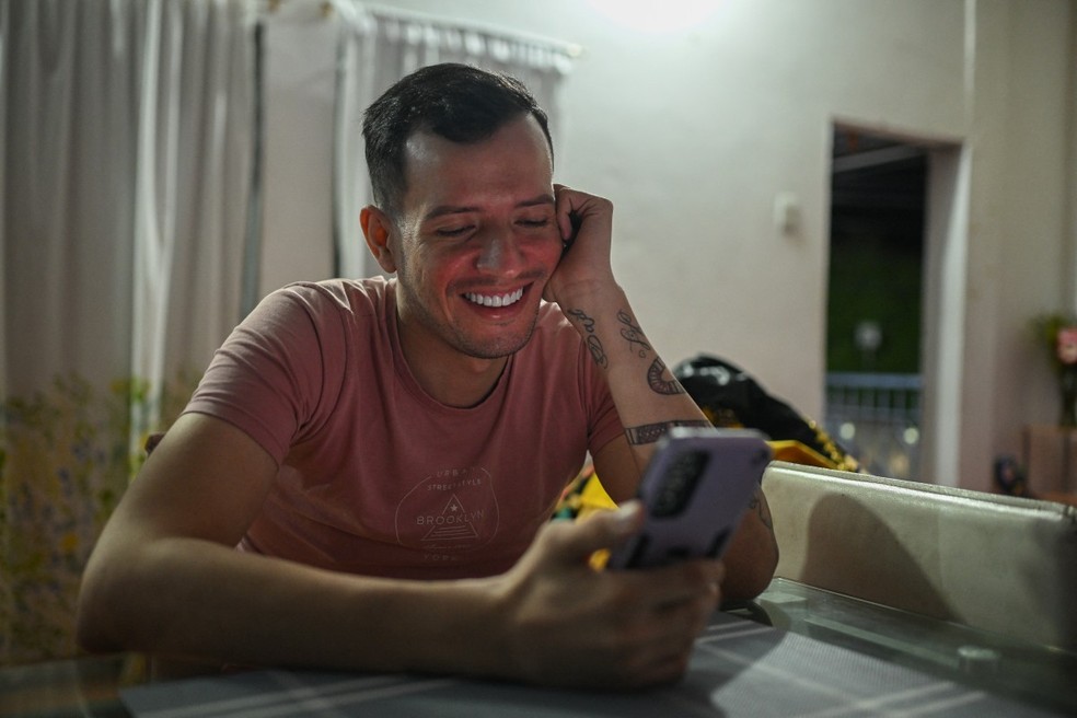 Andry Hernández fala durante uma videochamada em sua casa em Capacho — Foto: Federico PARRA / AFP