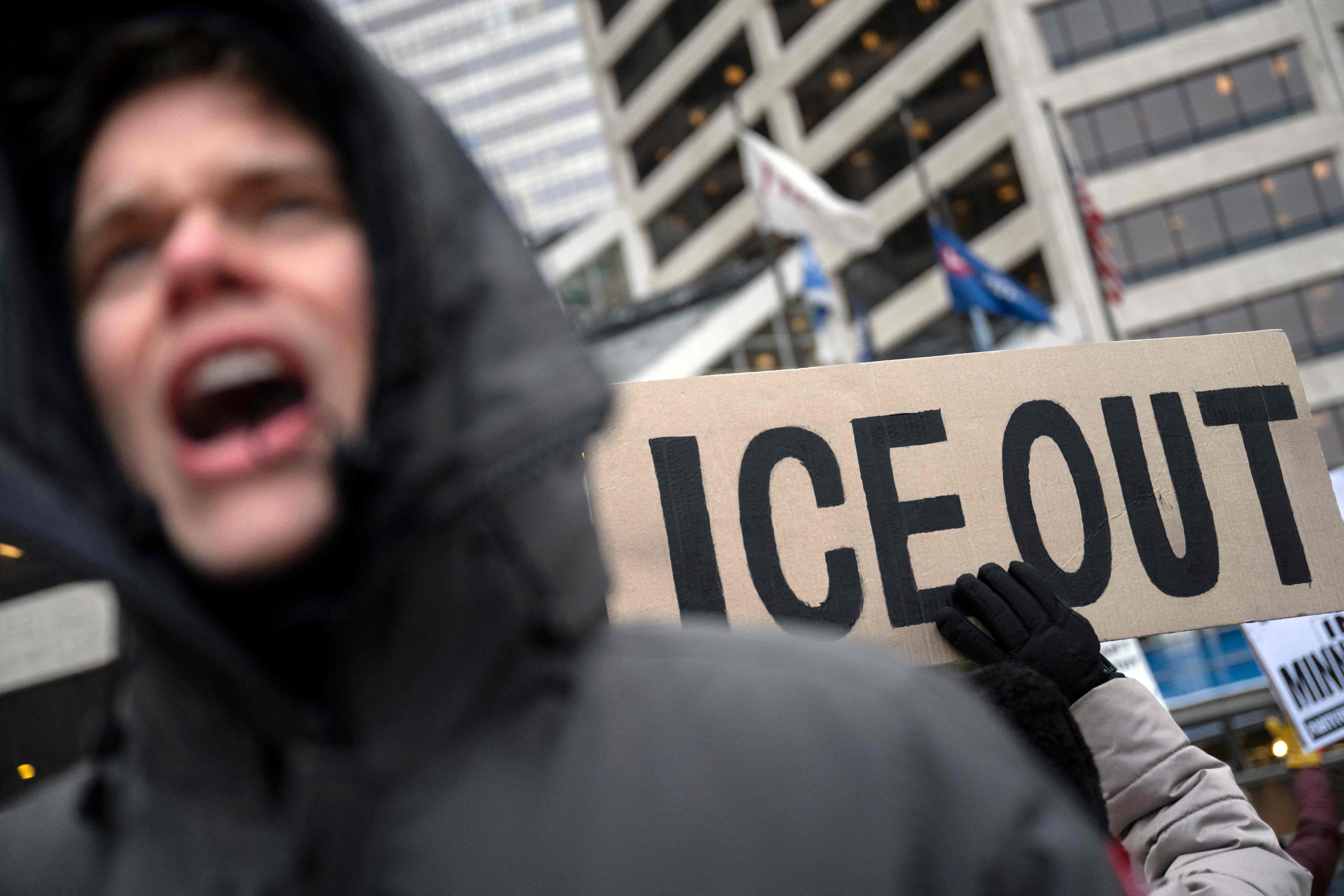 Ofensiva do ICE em Minneapolis tem deten&ccedil;&atilde;o de crian&ccedil;a, morte e imagem manipulada; vice dos EUA pede para 'baixar temperatura'