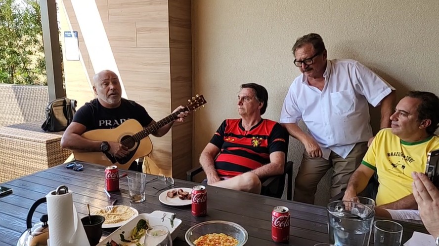 Bolsonaro nos Estados Unidos, ao lado do ex-presidente da Caixa, Pedro Guimarães (de amarelo), ouvindo música sertaneja