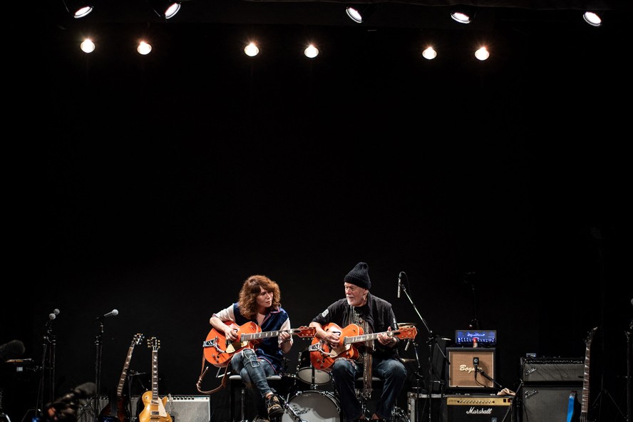 Músico de rock toca música no palco guitarrista roqueiro se