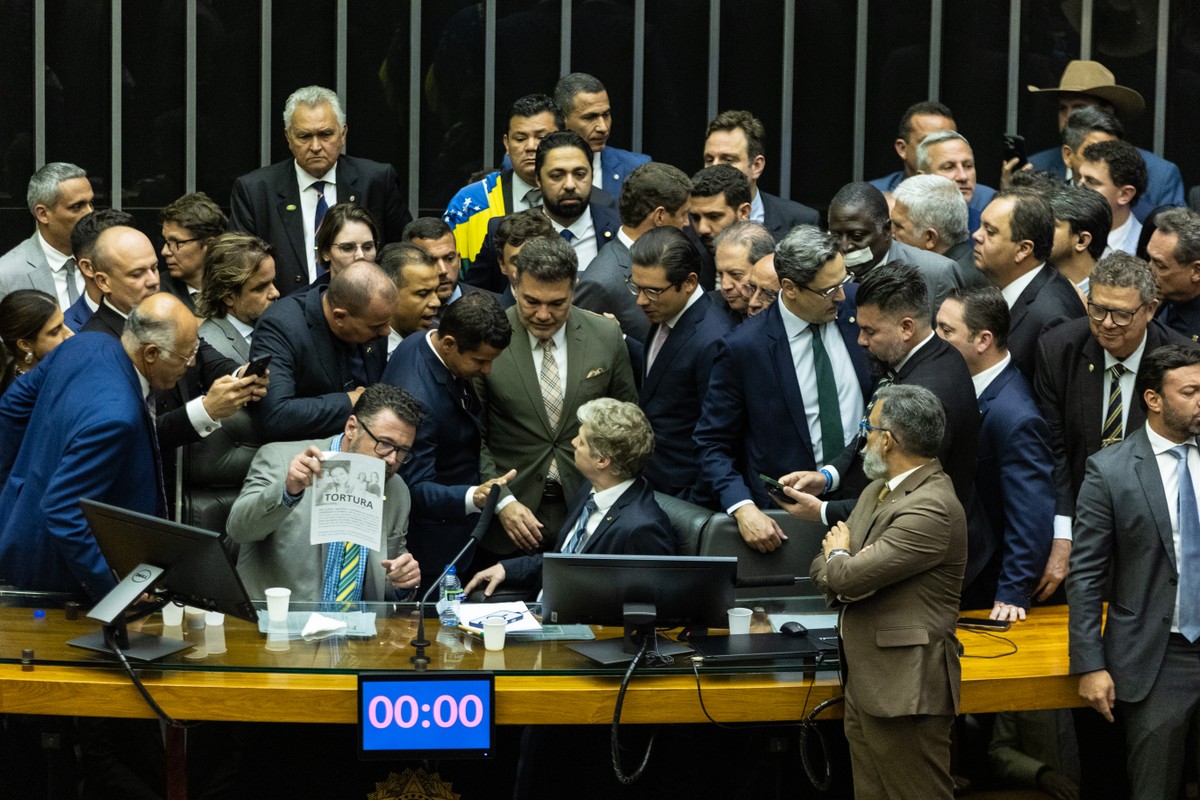 Sem consenso entre líderes, Motta adia votação do fim do foro privilegiado