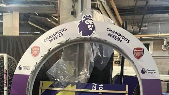 Premier League: foto de pódio personalizado para possível título do Arsenal viraliza após vice-campeonato