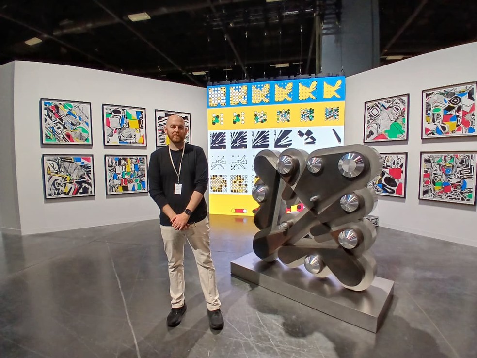 O artista canadense Dmitri Cherniak e obras da série 'Ringers' na Art Basel Miami Beach: inspiração em Lygia Pape — Foto: Nelson Gobbi