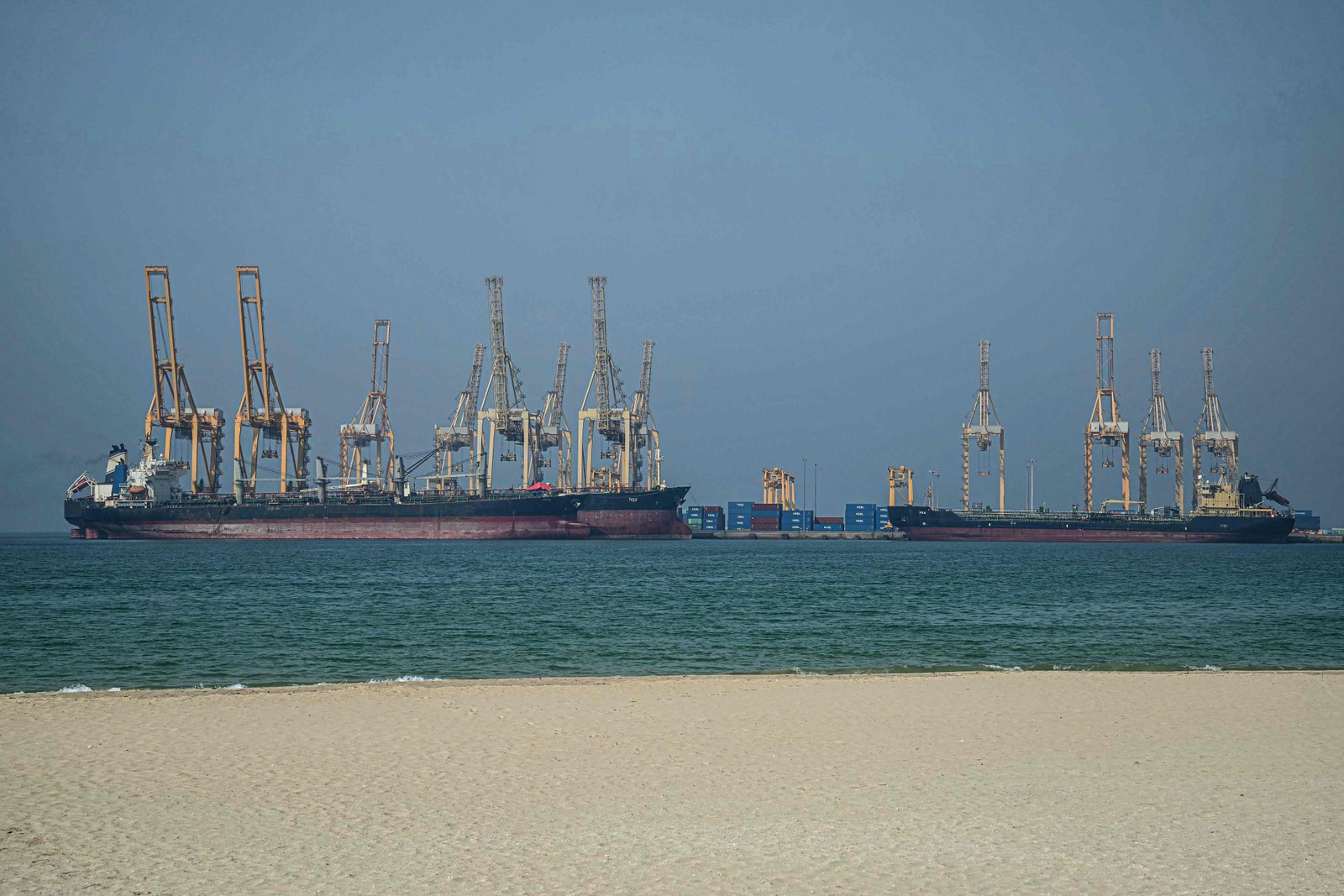 Petroleiros seguem fundeados no Terminal de Carga de Khor Fakkan, nos Emirados Árabes Unidos, no Estrei no Ormuz — Foto: AFP