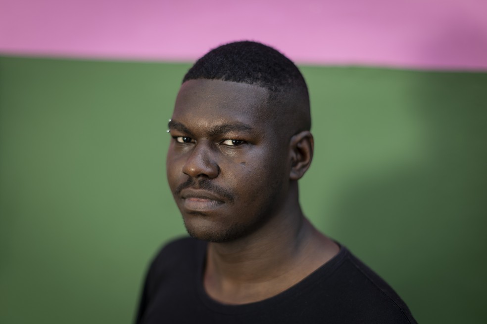 Douglas Henrik, de 19 anos, afirma que tragédias poderiam ser evitadas se as medidas de proteção às mulheres fossem mais rápidas e eficazes — Foto: Márcia Foletto/Agência O Globo