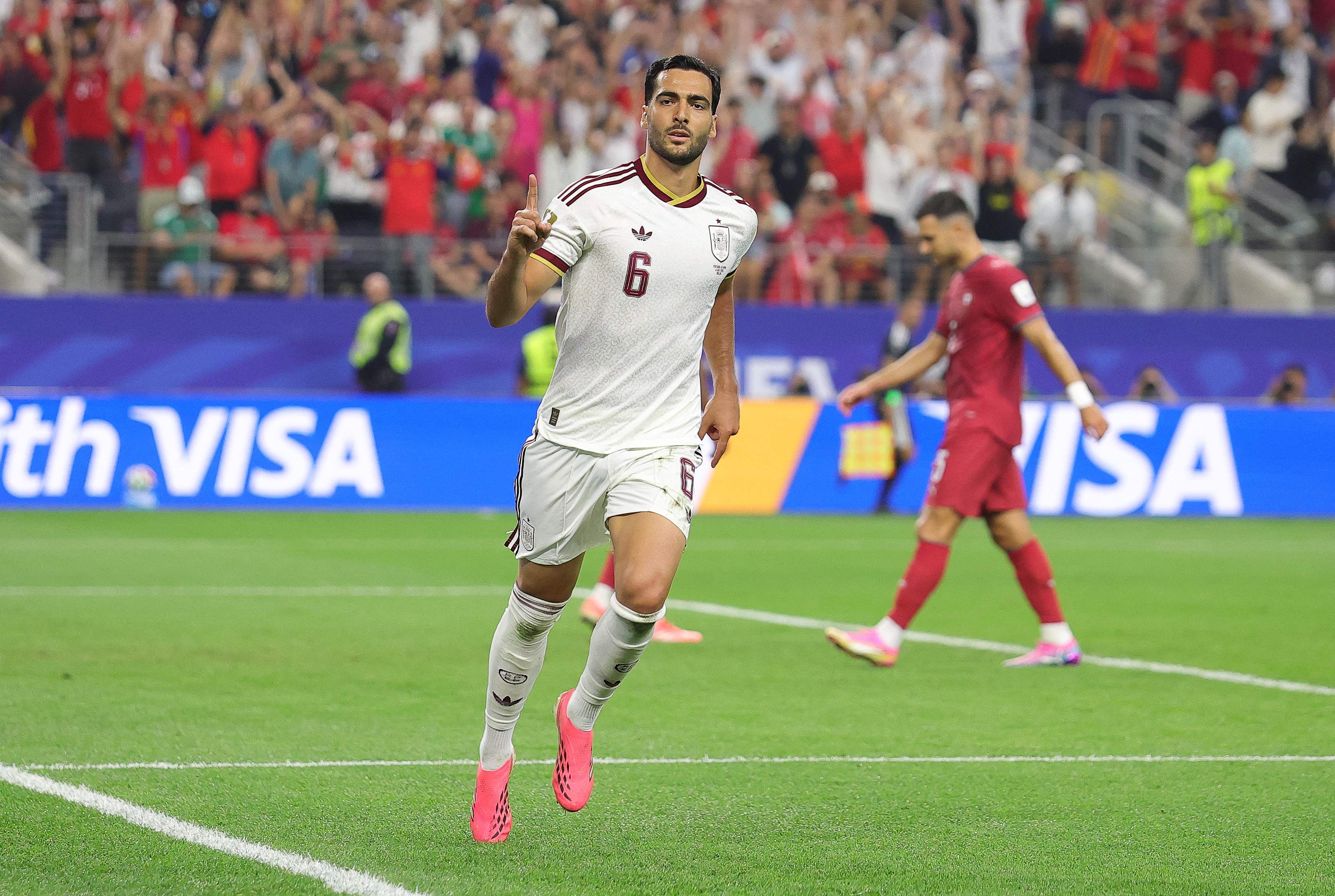 Merino marca nos acréscimos e Espanha elimina Portugal no clássico ibérico das oitavas da Copa