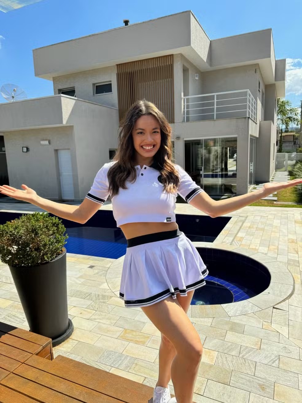 Beatriz Reis na área externa de sua casa, em São Paulo — Foto: Divulgação