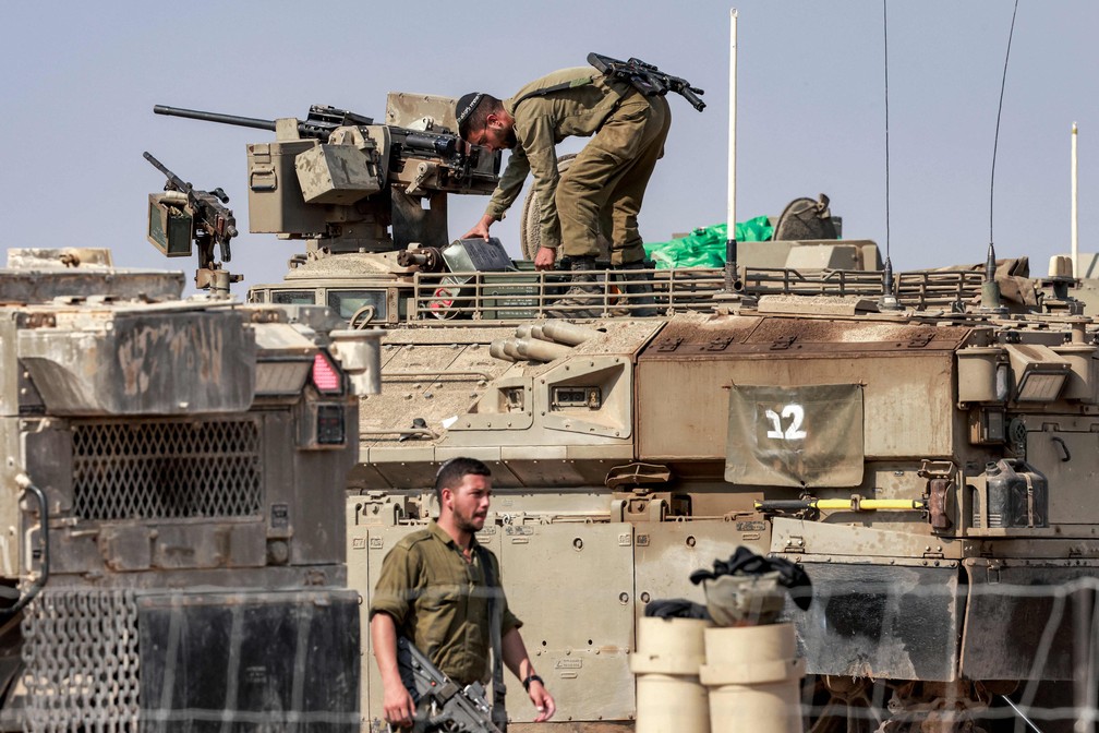 Soldados israelenses na fronteira com a Faixa de Gaza — Foto: Menahem KAHANA / AFP