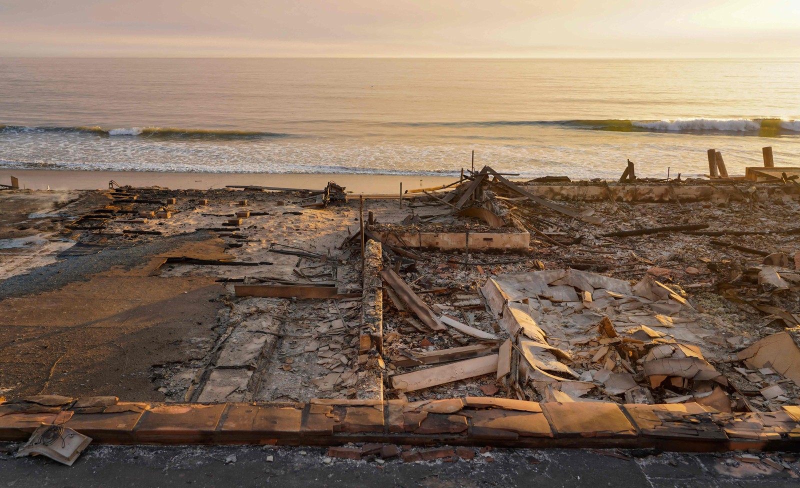 Casas reduzidas a cinzas pelo incêndio em Palisades, ao longo da Pacific Coast Highway, em Malibu, Califórnia — Foto: Cecilia Sanchez / AFP