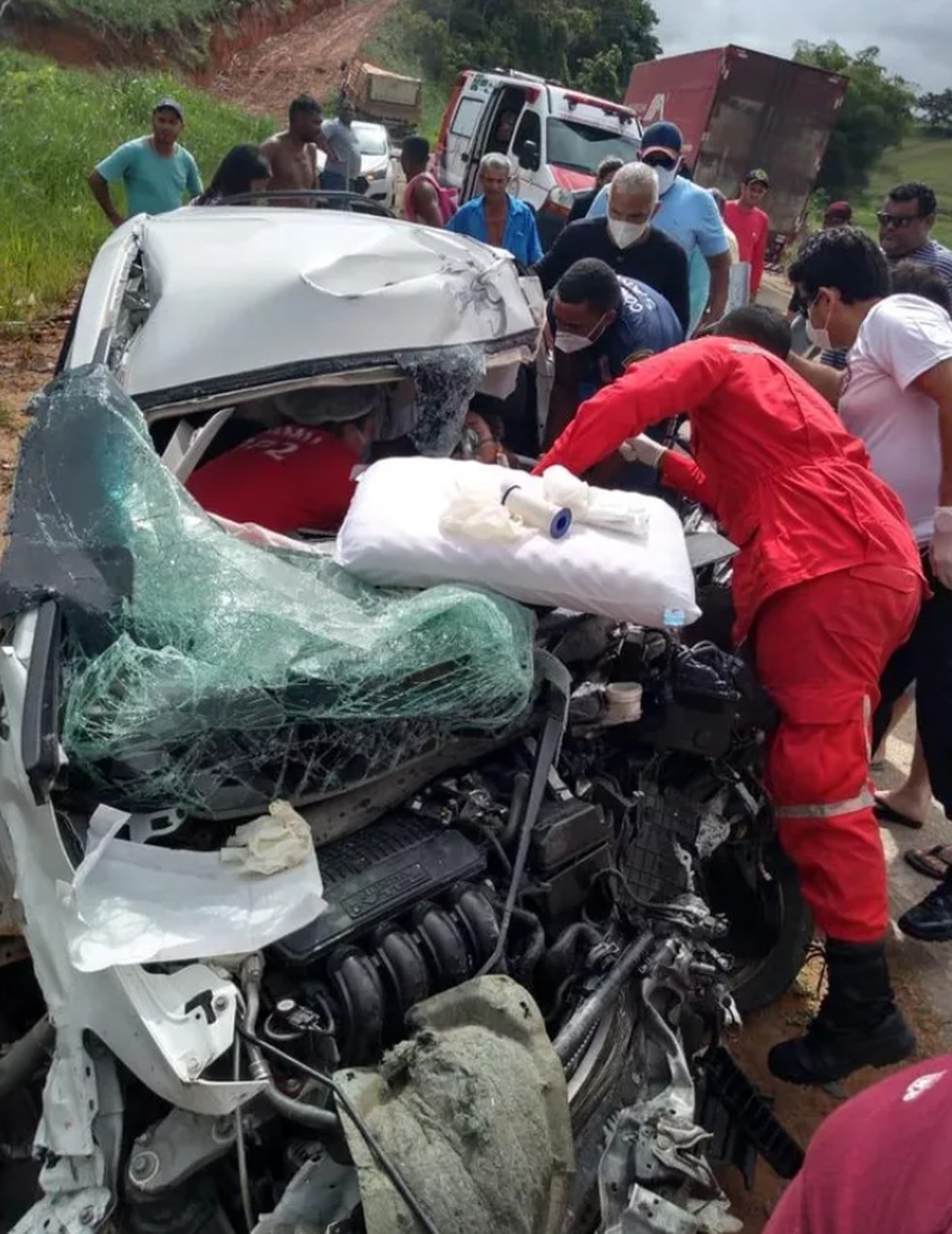 Carro de Amanda Wanessa totalmente destruído após acidente de trânsito: perda total — Foto: Reprodução/X