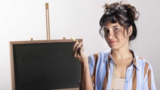 Professora protagoniza peça que retrata realidade de educadores e alunos 